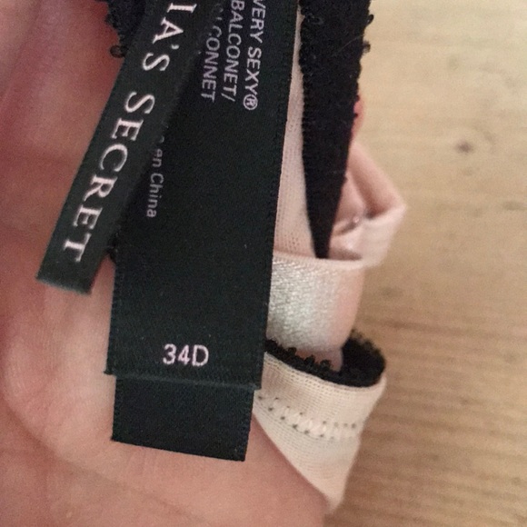 Victoria Secret - Picture 4 of 4